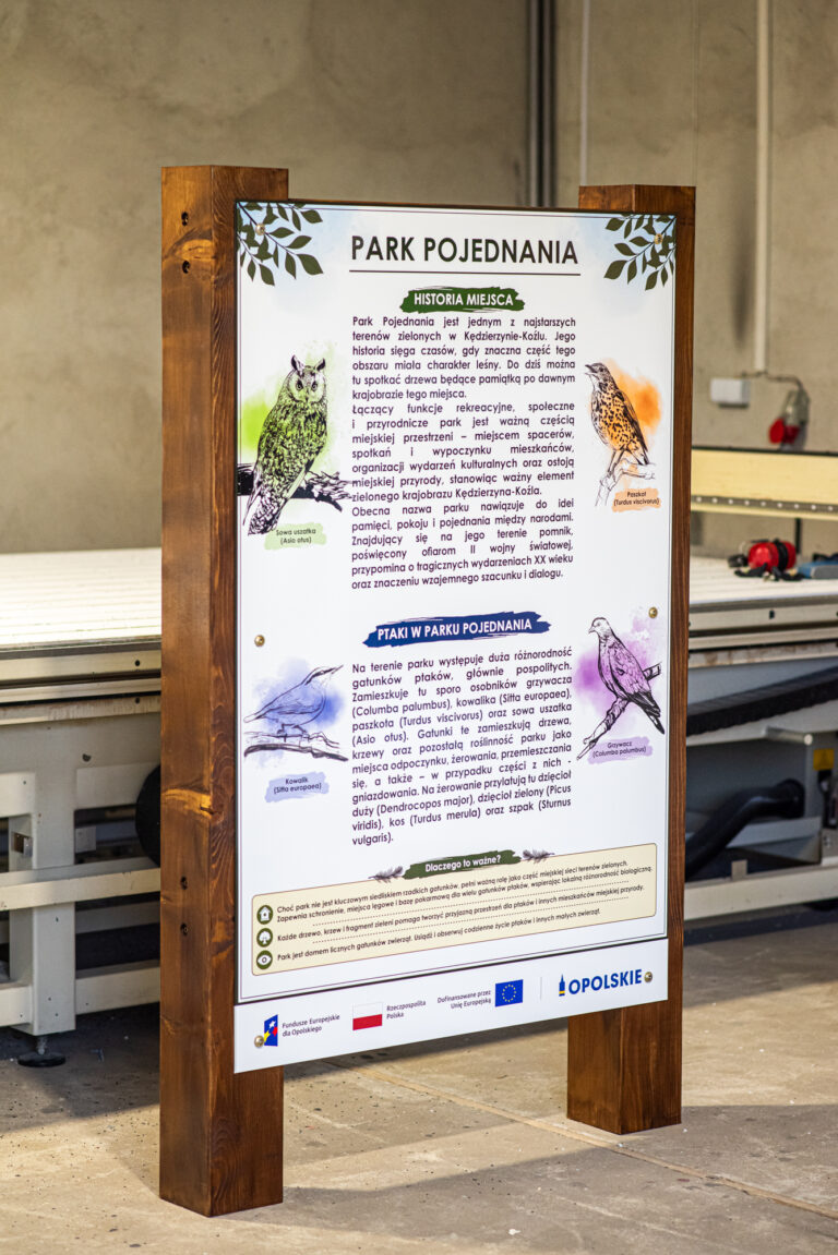 Drewniana konstrukcja tablicy informacyjnej wykonana z kantówek KVH
